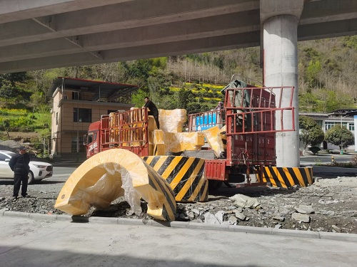 高速公路防撞垫要选择专用产品